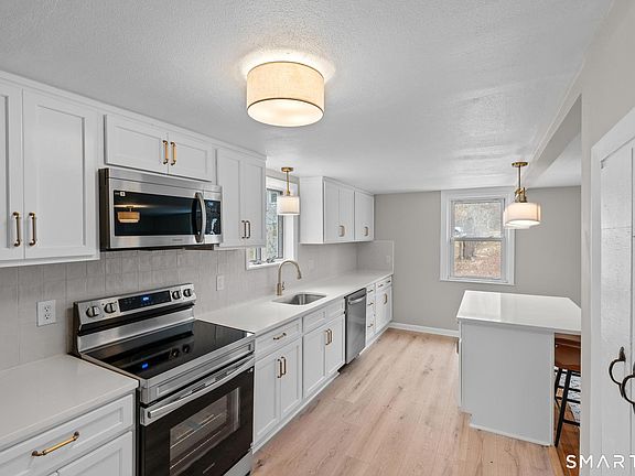 3rd image of 25 Mountain Road