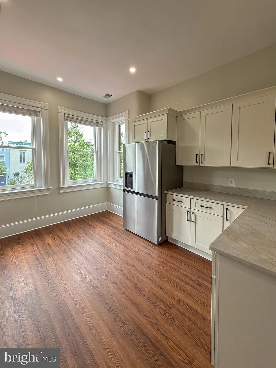 Building Photo - 401 8th St NE #2