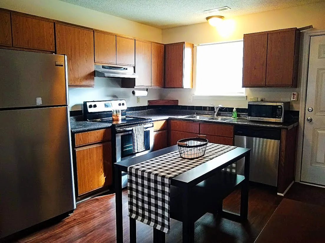 2 bed, 877 sqft, $1,200 — Photo 3