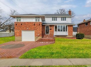 104 Stephen St, Levittown, NY 11756