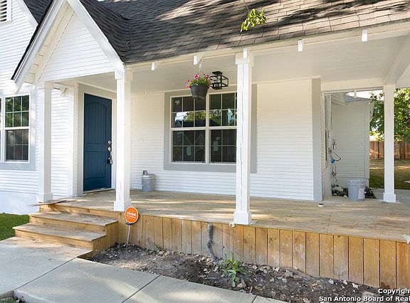 3rd image of 627 W Lullwood Ave
