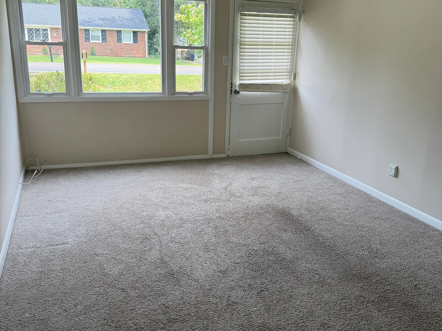 3 bed, 990 sqft, $1,425 — Photo 2