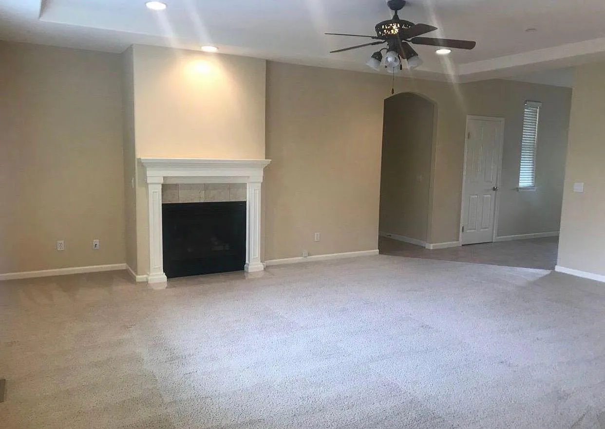 7976 Creekside Dr — Photo 2
