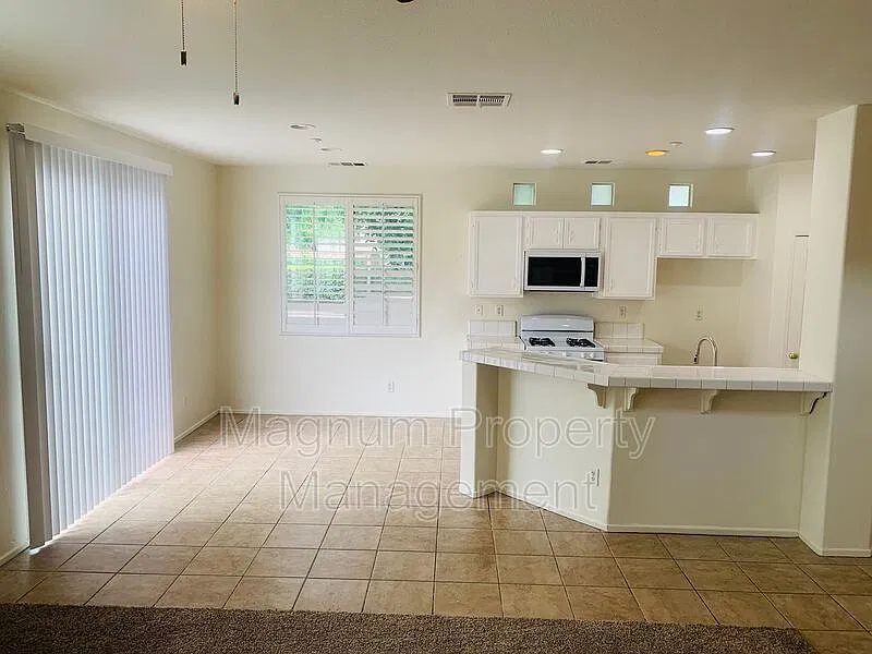 3 bed, 3.0 bath, 1532 sqft, $3,100 — Photo 4