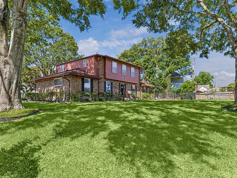 3232 Parkwood Dr — Photo 2