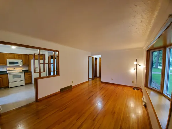 1622 Pin Oak Dr, Cedar Falls, IA 50613
