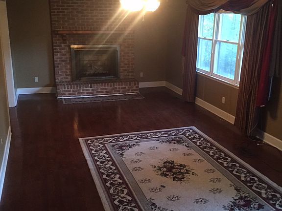 LIVINGROOM W/FP (GAS LOGS)