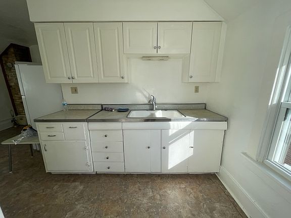 3rd image of 811 1/2 E Battell St