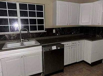 3rd image of 1112 Palm St