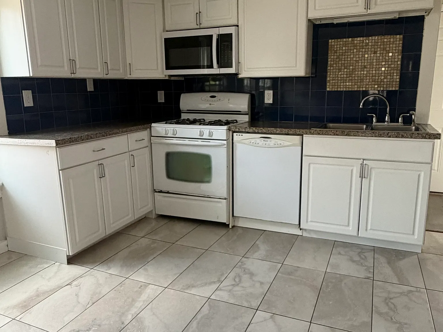 4 bed, 1200 sqft, $2,800 — Photo 2