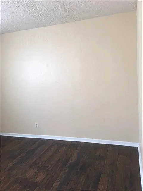 2 bed, 1.0 bath, 4615 sqft, $750 — Photo 2