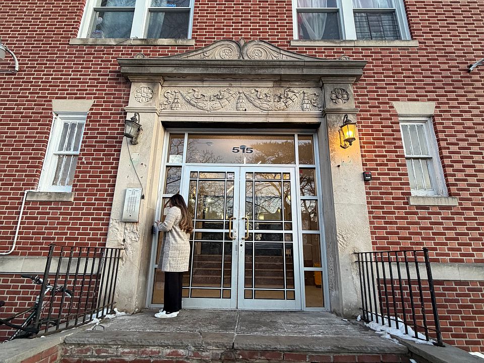 1st image of 515 W 7th St APT 303