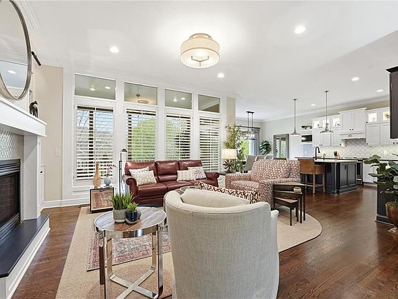 5th image of 16058 Cambridge Cir