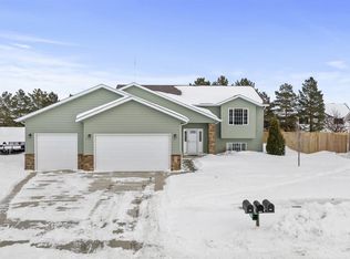 1905 26th St SW, Minot, ND 58701