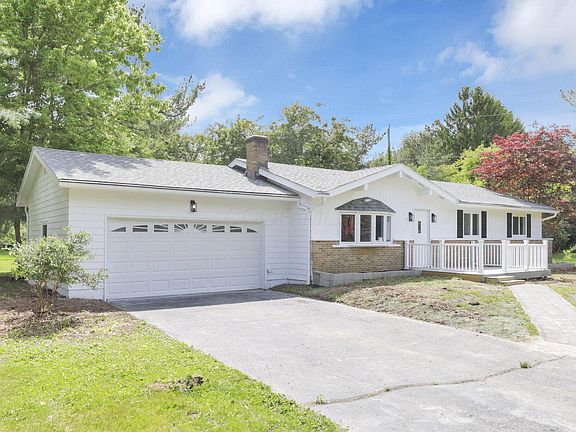3rd image of 8 Summit Glen Rd