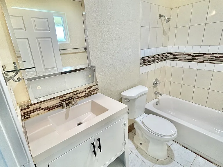 1160 N Broadway #14 — Photo 14