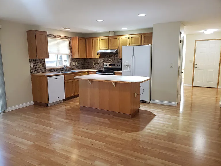 212 NE 175th Ave — Photo 9