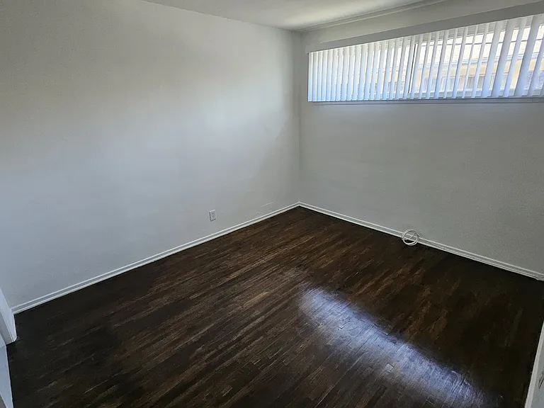 1219 N Ardmore Ave #7 — Photo 6