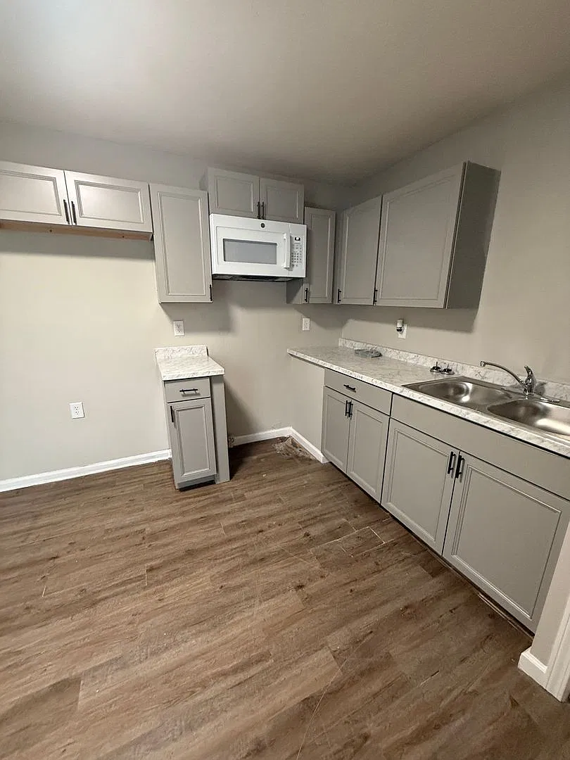 802 Riviera — Photo 3