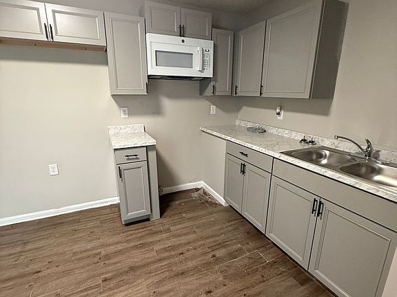 3rd image of 802 Riviera Dr