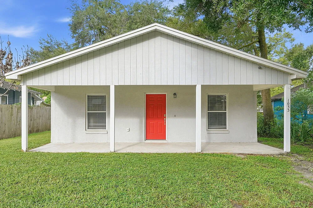 2 bed, 1.0 bath, 1972 sqft, $1,585 — Photo 1