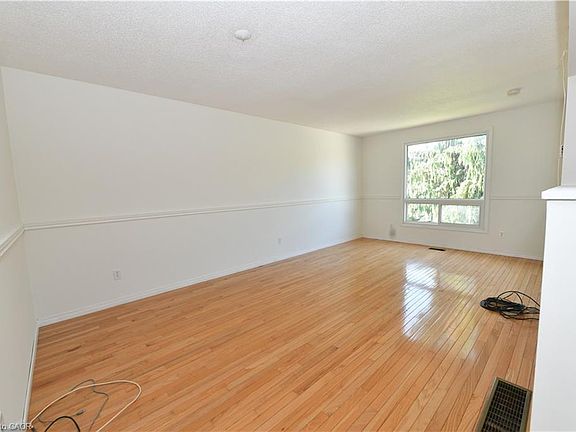 4th image of 82 Elmwood Ave
