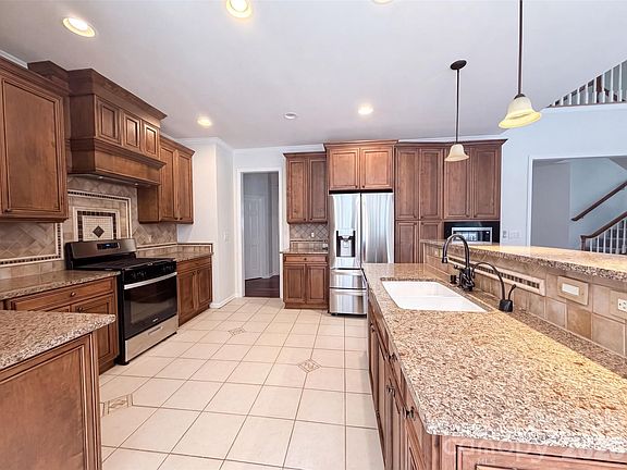 3rd image of 153 Montrose Dr