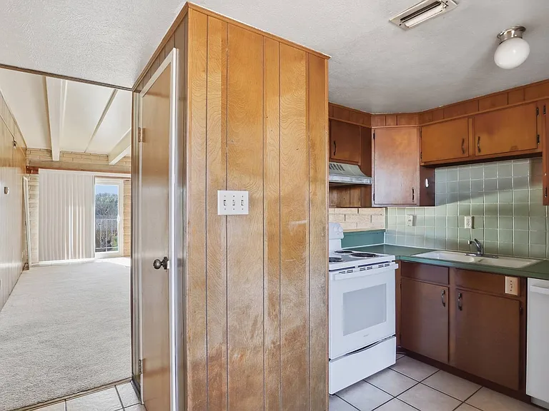 500 NE 15th St #102 — Photo 13