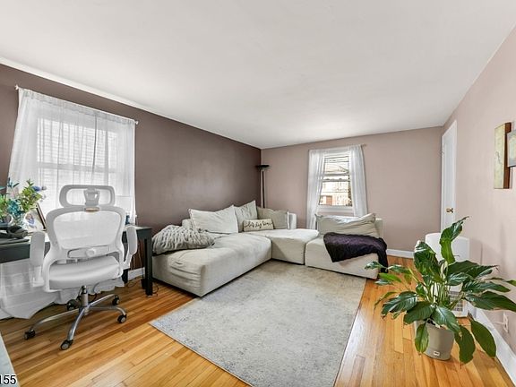 4th image of 35 E 7Th St
