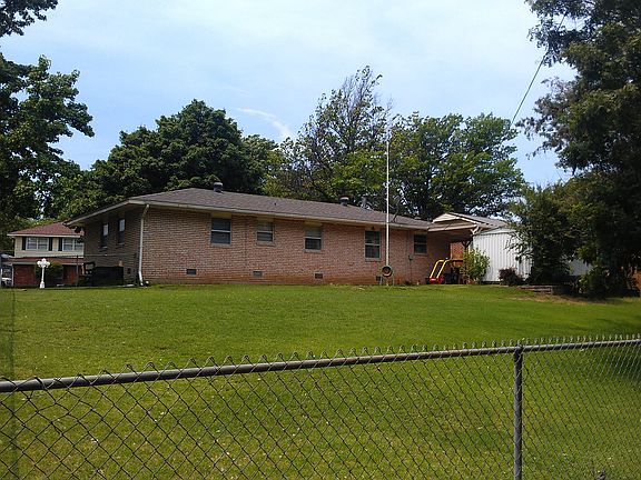 3rd image of 822 Saralyn Dr