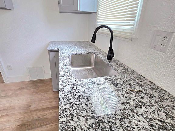 5th image of 11366 Vaughan St