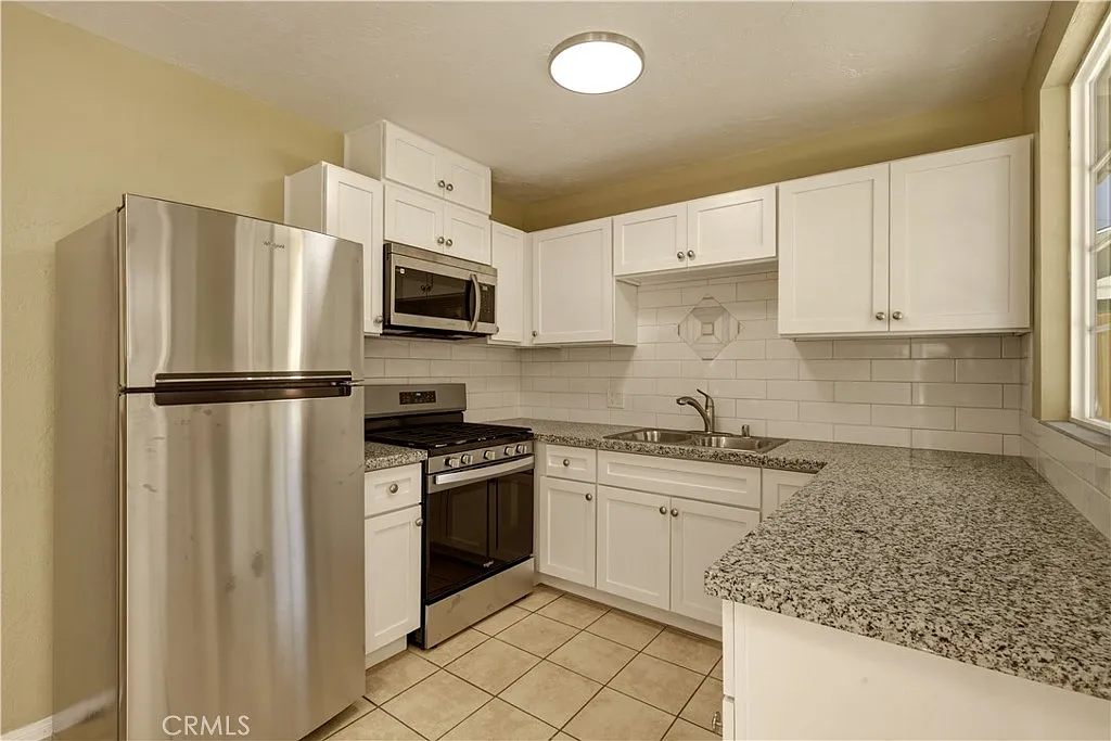 3 bed, 1141 sqft, $2,795 — Photo 2