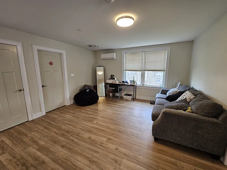 462 Main St #4 — Photo 2