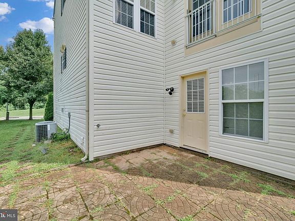 2nd image of 102 Taft St