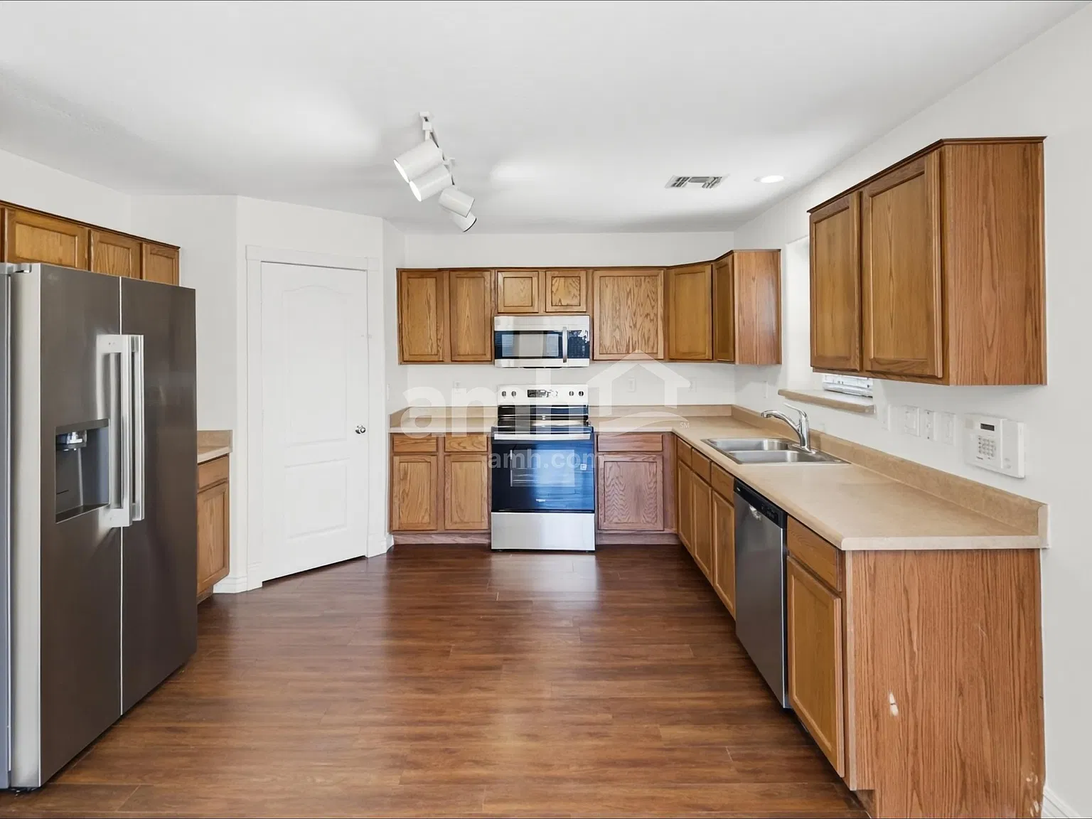 4 bed, 3.0 bath, 2011 sqft, $2,210 — Photo 3