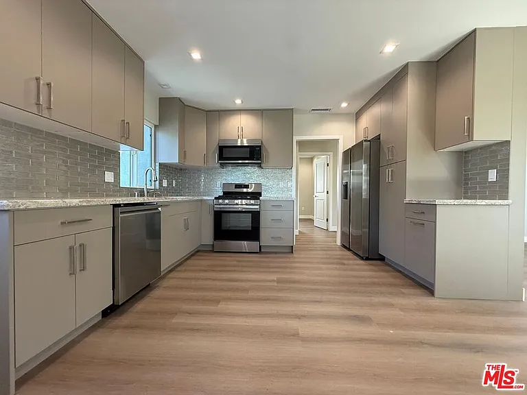 6403 Gentry Ave — Photo 5