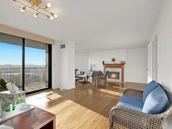 1733 Harmon Cove Tower, Secaucus, NJ 07094