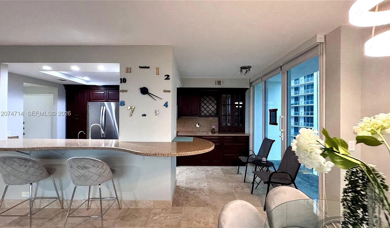 Alexander Towers Condo — Photo 2