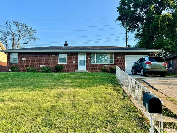 10 Patricia Ln, Belleville, IL 62226