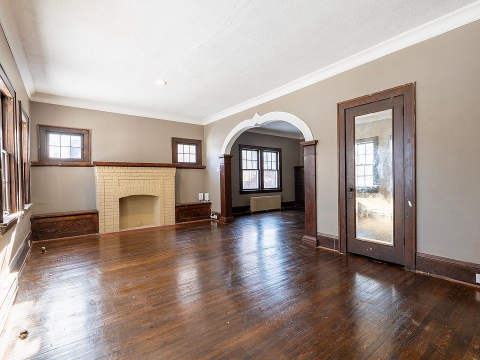 1st image of 1917 Newton Ave N #1919