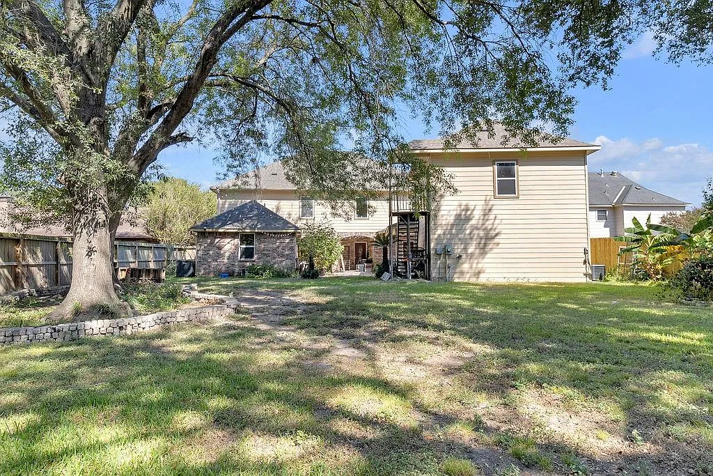 6 bed, 4.5 bath, 4339 sqft, $3,500 — Photo 3