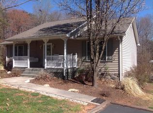 200 Twin Cove Trl, Moneta, VA 24121
