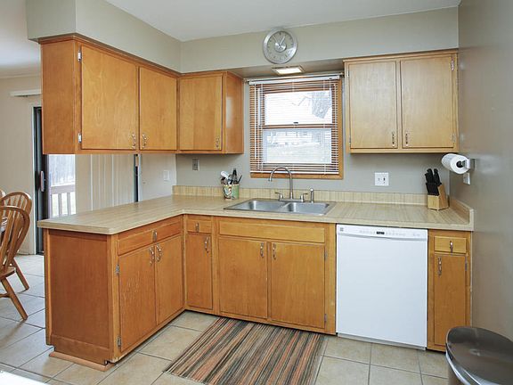 4th image of 949 Meadow Dr