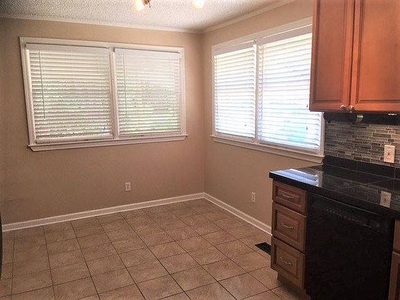 4th image of 2114 Park Ln