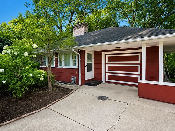 2nd image of 2811 Forest Ln
