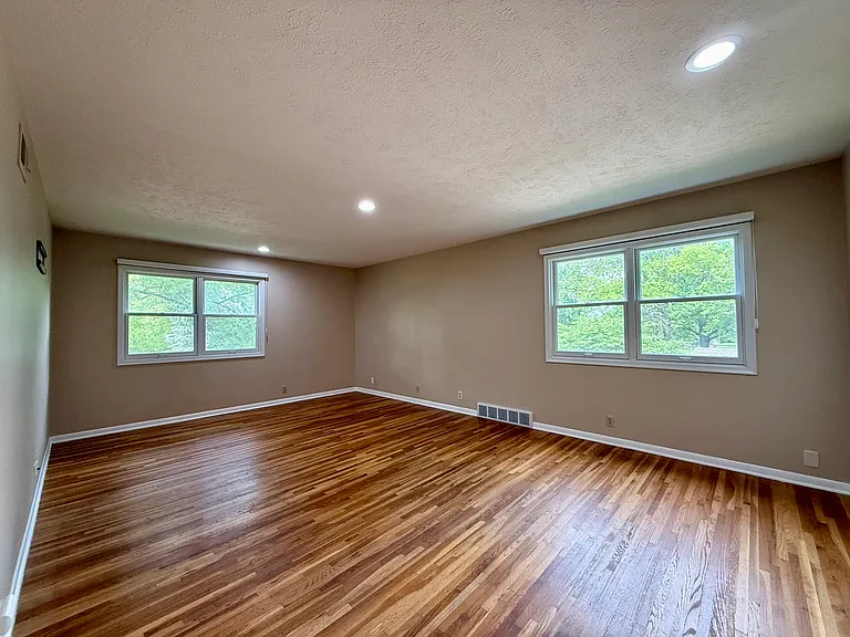 9325 Pauline St — Photo 32