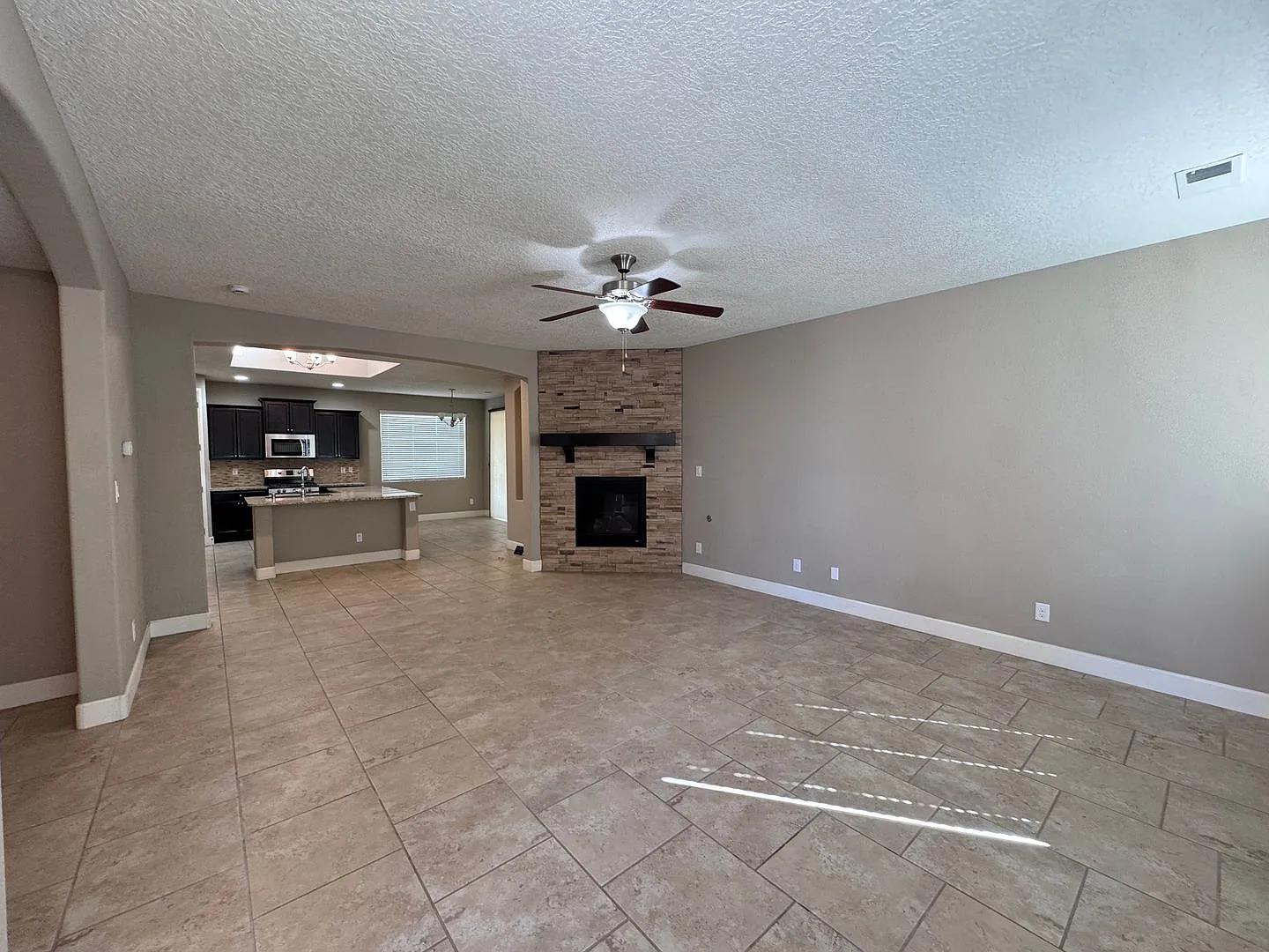 Luxurious 3 Bed 2 bath! — Photo 1