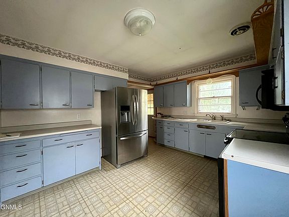 5th image of 820 8th Ave SE