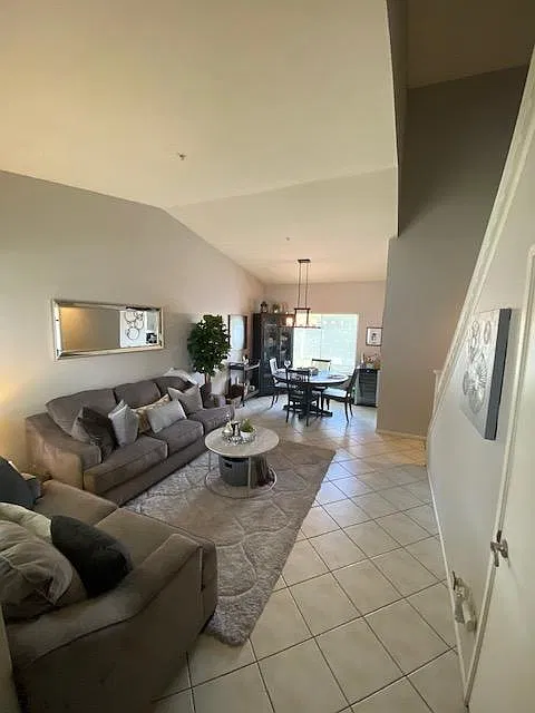 3 bed, 2.5 bath, 1485 sqft, $4,200 — Photo 3