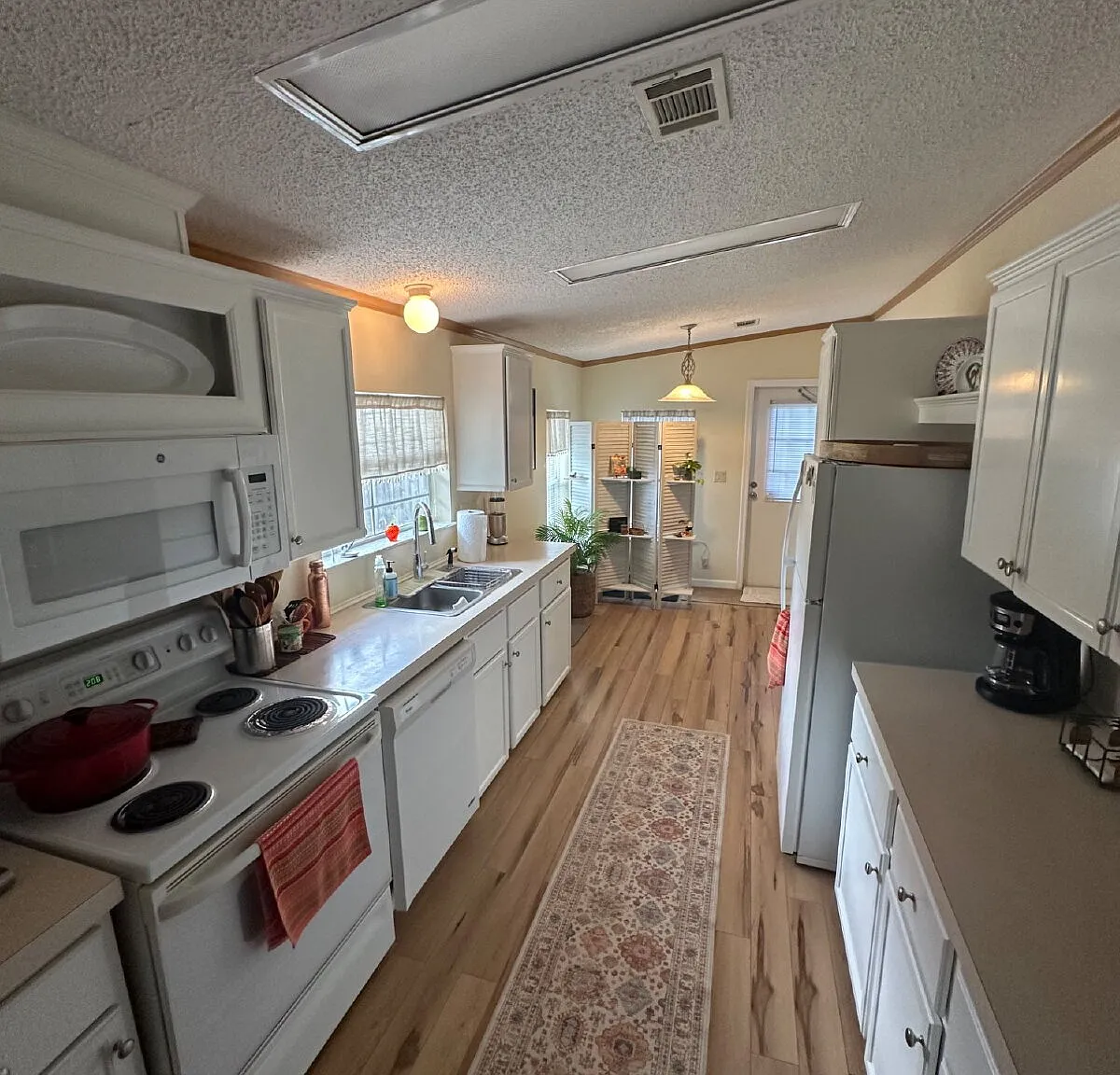 3 bed, 2.0 bath, 1296 sqft, $2,200 — Photo 3